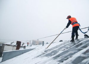 Уборка крыш от снега и наледи